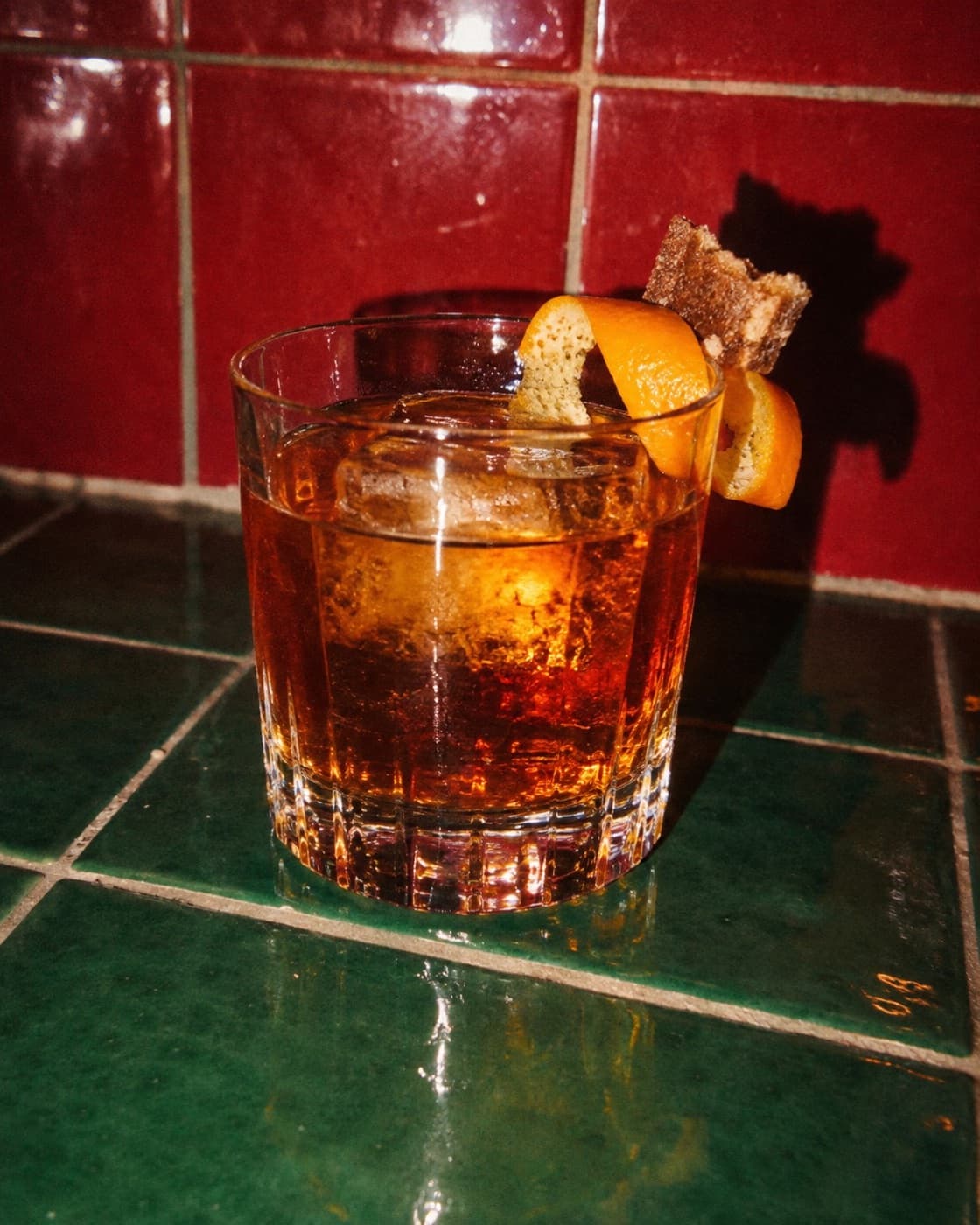 Zero-proof gingerbread old fashioned, flash photo